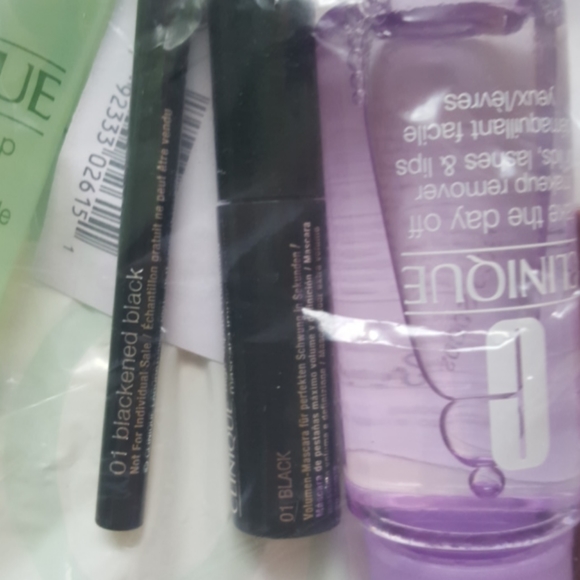 Clinique Beauty Cosmetics Set - Picture 4 of 5